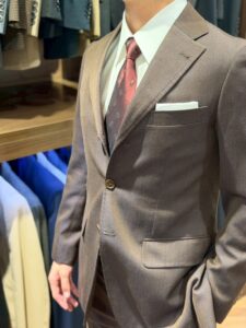 渋谷・新宿・大宮・横浜でスーツレンタルを探す方向けの高級感ある男性スーツビジュアルイメージ